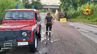 Bomba d’acqua nell’ascolano, due sottopassi allagati: auto in panne